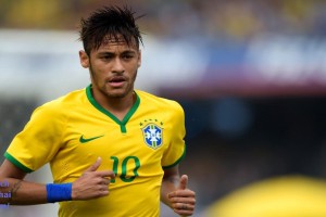 签名风波引爆赛场幽默一刻！科曼误认球迷热情，却遭Tiki-Taka口号调侃，足球文化再显球迷智慧